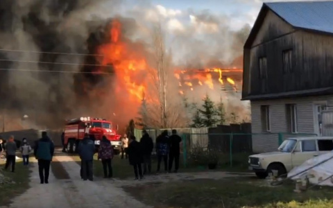 Очевидцы сняли на видео страшный пожар в Кировской области