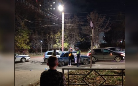 В Кирове произошло массовое ДТП: очевидцы сообщают о пострадавшем человеке