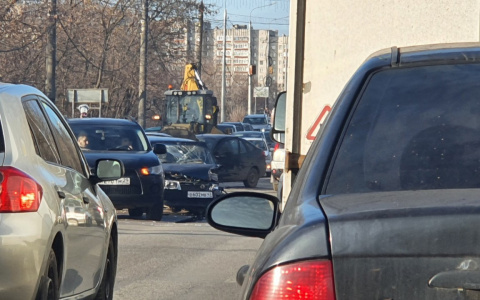 В Кирове возле Старого моста из-за аварии образовалась километровая пробка