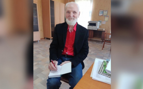 «Просил благословения на прививку»: 80-летний кировский писатель прошел вакцинацию от COVID-19
