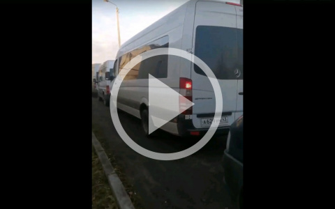 Кировчане сняли на видео огромную очередь из катафалков у морга