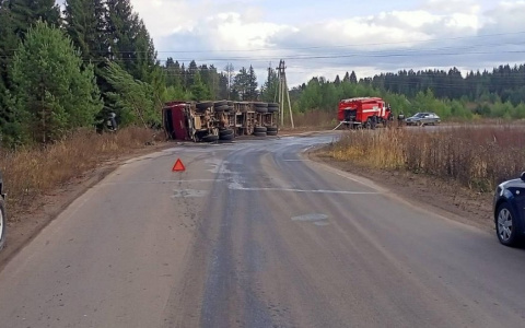 В Белохолуницком районе на трассе опрокинулся КамАЗ