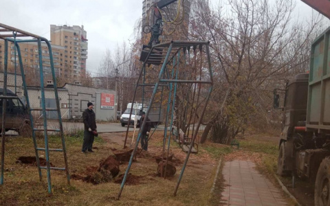 В Кирове детскую площадку разрушили на глазах у детей
