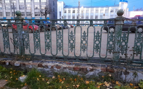 Установленные 45 лет назад декоративные элементы на площади Лепсе заменят на обычные ограждения