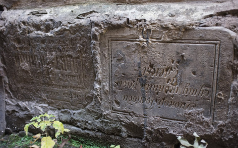 На зданиях троллейбусного парка в Кирове обнаружены могильные плиты