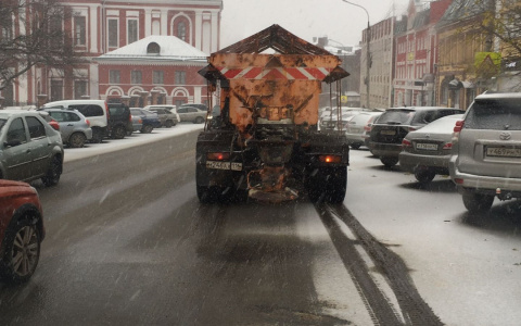 Из-за снегопада в Кирове дороги начали посыпать противогололедным реагентом
