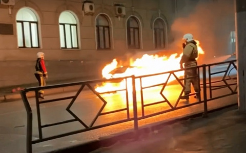 В центре Кирова сгорела машина Mazda