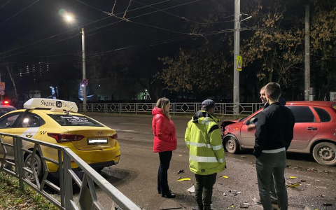 В Кирове на Карла Маркса два человека получили травмы в ДТП