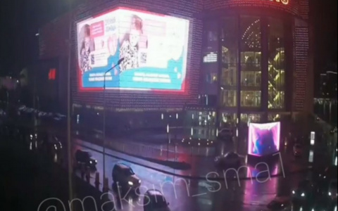 В Москве на цифровых экранах разместили просьбу о помощи для маленького кировчанина