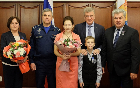 Кировского школьника торжественно наградили медалью за спасение девочки из ямы с кипятком