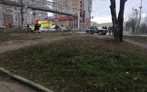 В Кирове на Тимирязева произошло массовое ДТП: дежурит реанимация