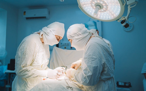 В Кирове врачи спасли 9-летнюю девочку после падения с высоты четвертого этажа