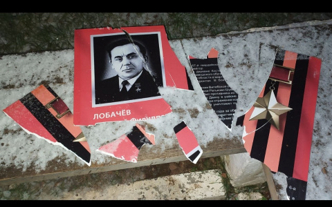 Житель Кировской области разрушил стенд, установленный в честь Героя Советского Союза