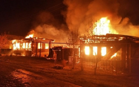 В Кировской области в большом пожаре сгорели два жилых дома