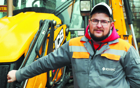 «С детства возился с техникой  и был по локоть в масле»: история машиниста экскаватора-погрузчика