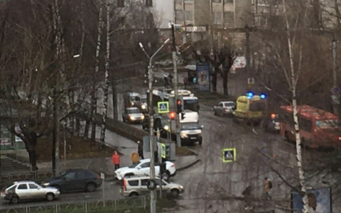 В центре Кирова пассажирский автобус сбил женщину на пешеходном переходе