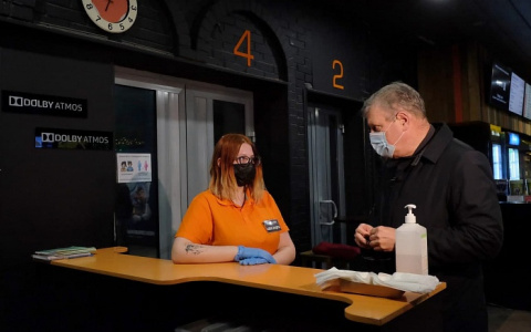 Губернатор лично проконтролировал проверку QR-кодов в кировском кинотеатре