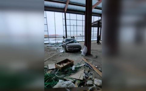 В Кирове машина влетела в строящийся автосалон