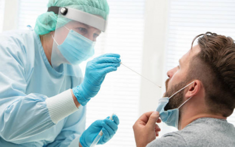 Иммунолог рассказал, как получить ударную дозу антител к коронавирусу