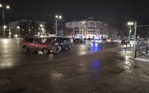 В Кирове в тройном столкновении машин на Октябрьском проспекте пострадал человек