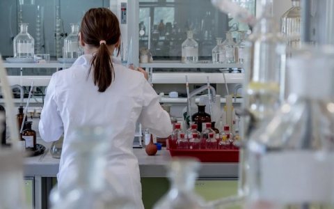 В России в продажу запустят препарат от COVID-19 в форме инъекций