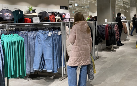 В Кирове 16-летнюю девушку поймали на краже одежды из магазина