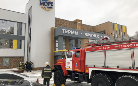 В кировский «Море парк» приехали 35 пожарных и 10 единиц пожарной техники