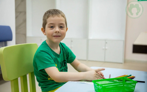 Скандалы дома и бесконечные кружки: из-за чего дети начинают заикаться