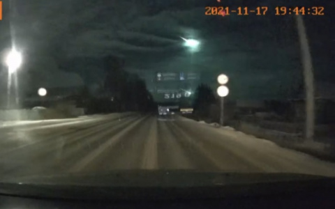 Жители Кировской области поделились видео яркой вспышки в небе