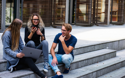 Россияне стали дольше говорить по телефону и чаще сидеть в интернете