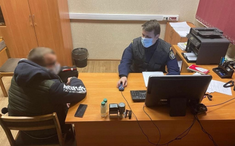 В Кирове на общем балконе дома нашли завернутое в ковер тело 19-летней девушки