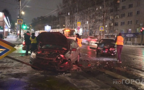 В Кирове в серьезном ДТП на улице Пролетарская пострадала девушка