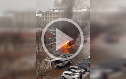 В центре Кирова во время движения загорелся автобус