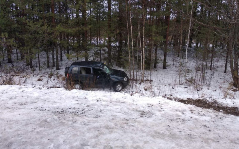 На трассе в Кировской области опрокинулось авто с годовалым ребенком
