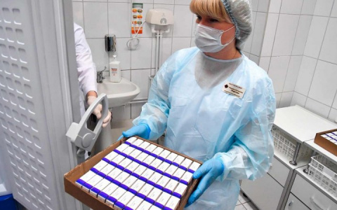 В Кремле прокомментировали введение штрафов за отказ от вакцинации