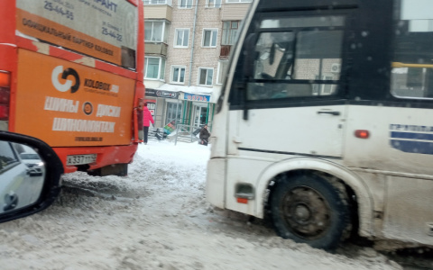 В Кирове при столкновении двух автобусов пострадали три пассажира