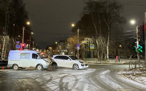 Кировчанка на Porsche Cayenne проехала на красный и врезалась в «Газель»