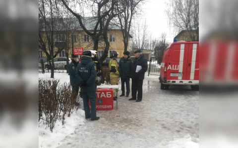 Кировскую школу окружили 11 пожарных машин