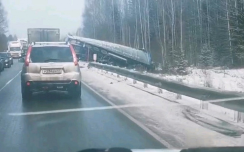 В Кировской области два грузовика оказались в кювете