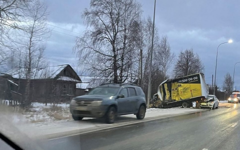 На трассе Кировской области произошло тройное ДТП