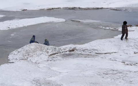 В Кировской области полицейский спас из-подо льда ребенка