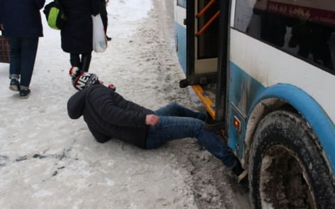 «Пластырь на подошве и песок не помогут»: что убережет кировчан от падения в гололедицу