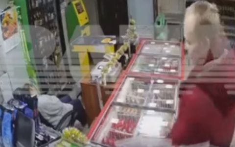 В Кирове обокрали спящего продавца круглосуточного магазина