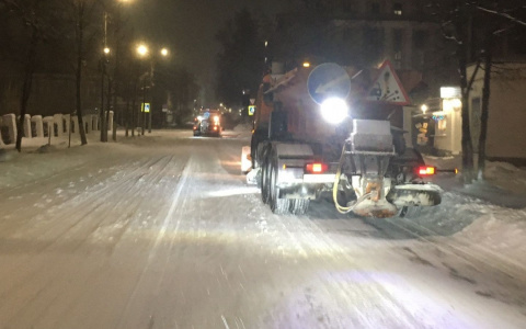 Снегопад заставил мэрию вывести на кировские дороги сто единиц техники