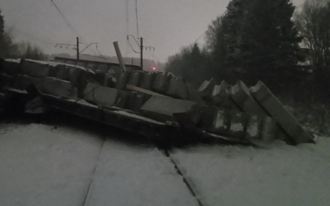 ЧП в Кировской области: сошли с рельсов тепловоз и 6 вагонов с бетонными изделиями