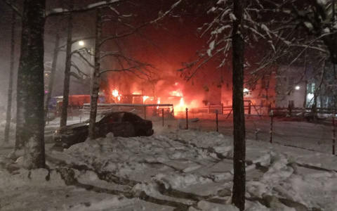 В Кирове рядом с детсадом сгорел гараж с пикапом и кроссовером