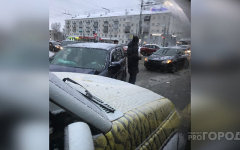 На перекрестке в центре Кирова разбились четыре машины