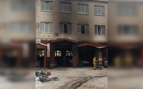 В кировском автосервисе сгорели три машины и два квадроцикла