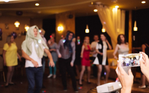 Елки не будет: специалисты каких сфер останутся без новогоднего корпоратива в 2021 году