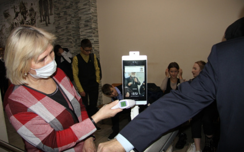 «Ростелеком» установил в Кировском лицее информтехнологий терминал распознавания лиц